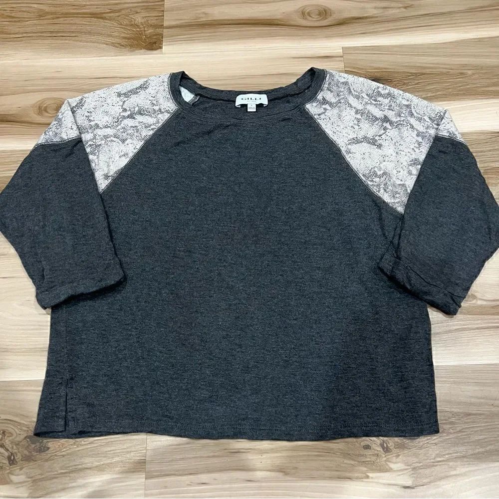 Gilli Grey Crewneck Snakeskin Shoulder Sweatshirt Women’s Small